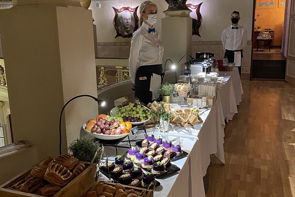 Закрытый показ фильма в кинотеатре Аврора